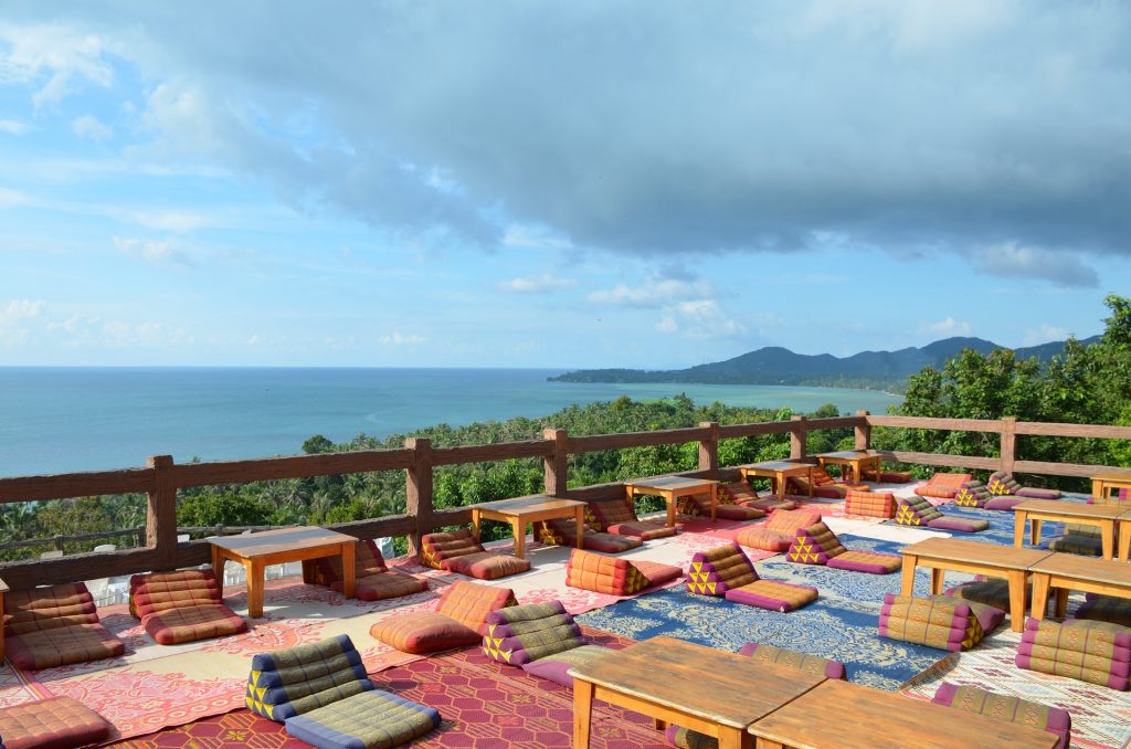 koh phangan bar with a view over the sea