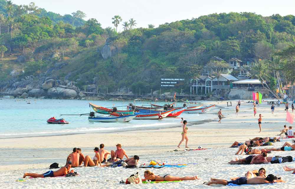 Haad Rin beach by i viewfinder/ Shutterstock