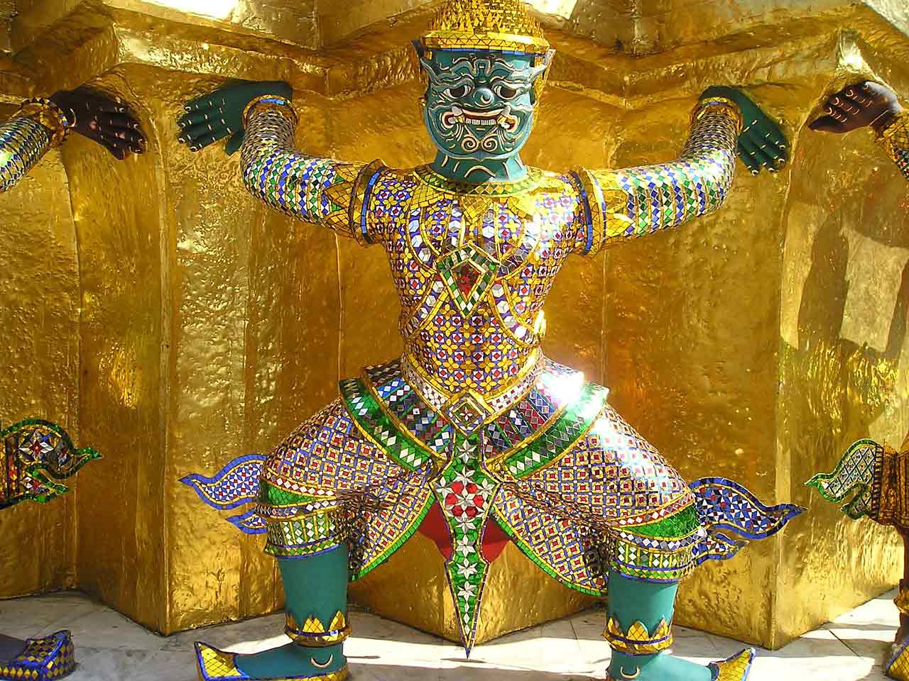 grand-palace-bangkok-statue-OP