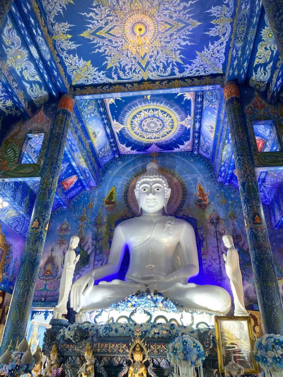 the white buddha inside blue temple chiang rai OP